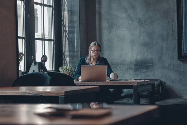 Poważny biznesmen korzysta z laptopa — Zdjęcie stockowe