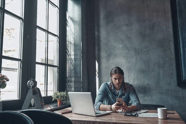 Handsome man browsing smartphone — Stock Photo, Image