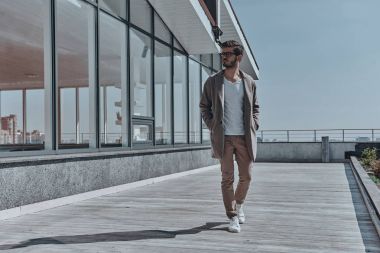 çatı balkonda yürüyen şık adam