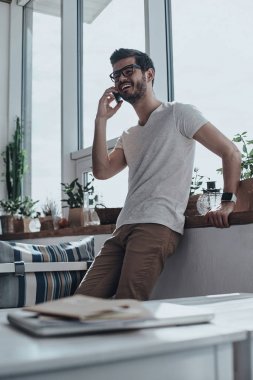 Cep telefonuyla konuşan adam.