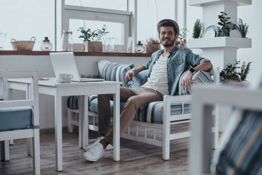 kafede yakışıklı işadamı