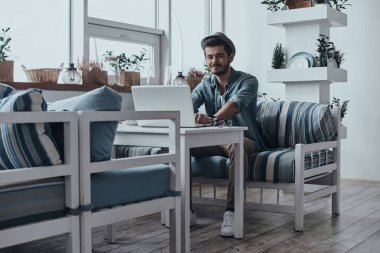 yakışıklı işadamı dizüstü kullanarak