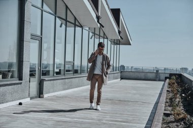 Şık adam cep telefonu üzerinde konuşurken