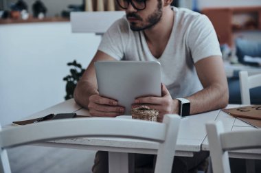 Dijital tablet masada kullanan adam