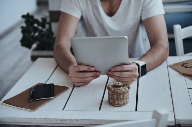 Dijital tablet masada kullanan adam