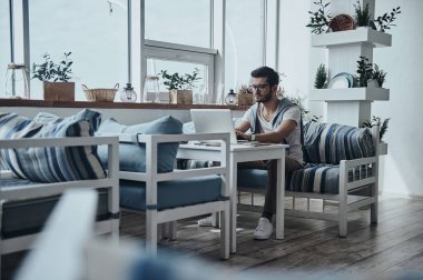 yakışıklı işadamı dizüstü kullanarak