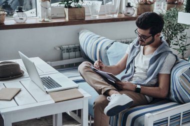 Not yazma gözlük işadamı