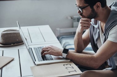 yakışıklı işadamı dizüstü kullanarak