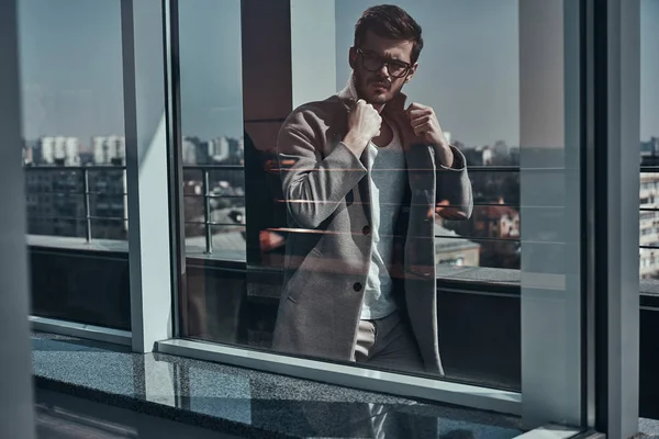 Homem elegante ajustando casaco — Fotografia de Stock