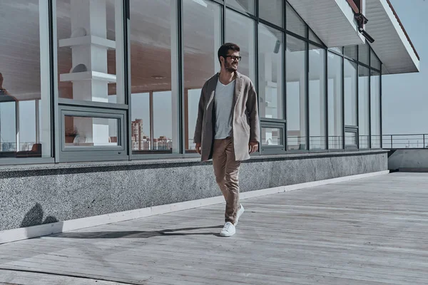 Hombre elegante caminando en el balcón del techo — Foto de Stock