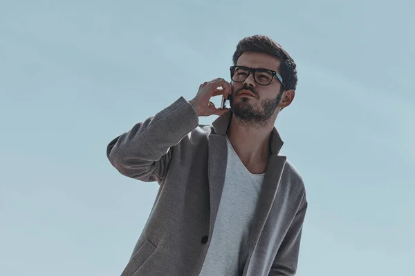 Joven hablando por teléfono móvil —  Fotos de Stock