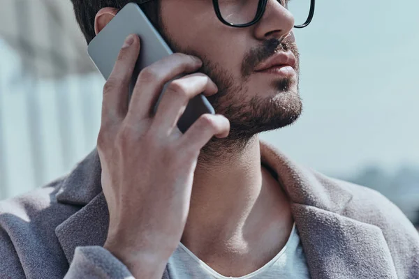 Unge man pratar i mobiltelefon — Stockfoto