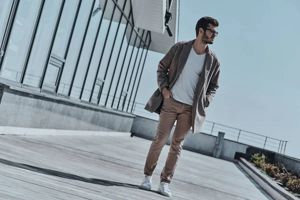 Hombre elegante caminando en el balcón del techo —  Fotos de Stock