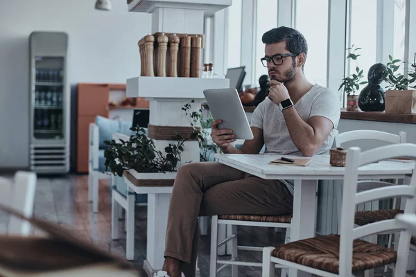 Hombre de negocios serio usando tableta digital —  Fotos de Stock