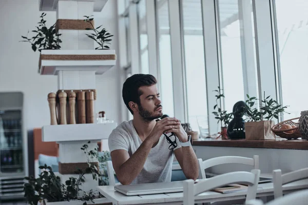 El hombre reflexivo en la cafetería —  Fotos de Stock