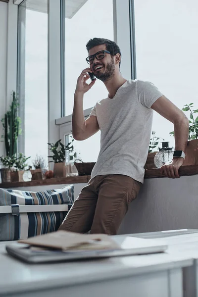 Mann telefoniert mit Handy — Stockfoto