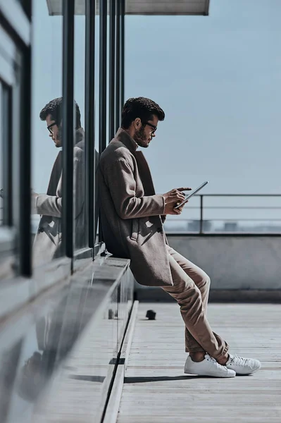 Man browsing digital tablet in street — Stock Photo, Image