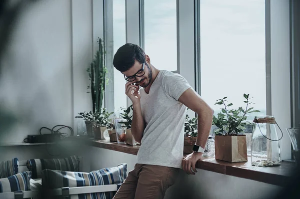 Laughing man talking on mobile phone — Stock Photo, Image