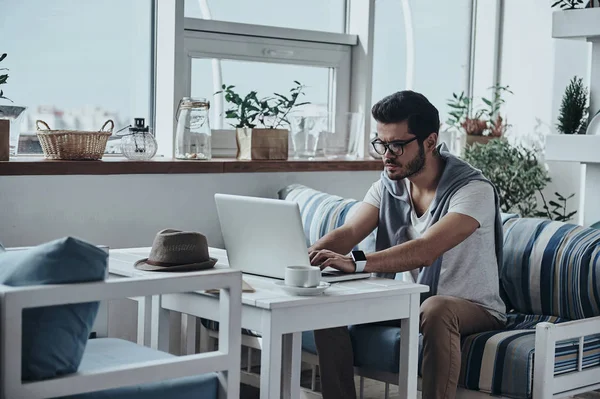 Красивий бізнесмен використовує ноутбук — стокове фото