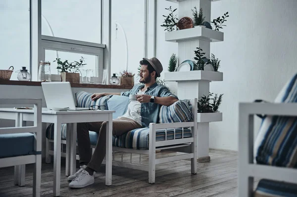 Stilvoller Mann sitzt im Café — Stockfoto