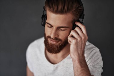 yakışıklı sakallı adam müzik dinleme
