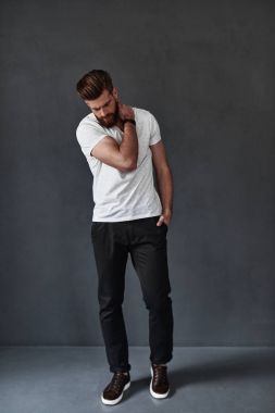 Yakışıklı sakallı adam.