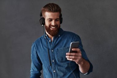 yakışıklı sakallı adam müzik dinleme