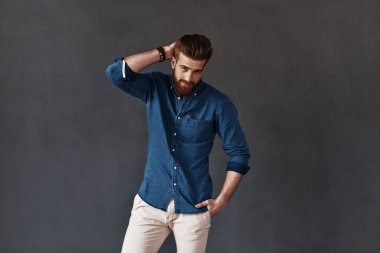 Sakallı yakışıklı saç dokunmadan