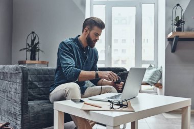 Ciddi adam yeni kulaklıklar incelenmesi