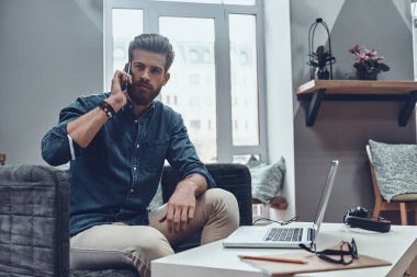 Cep telefonuyla konuşan adam. 