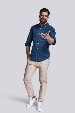 Sakallı yakışıklı şık adam