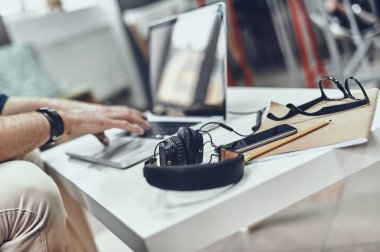 Masada dizüstü bilgisayar kullanan adam