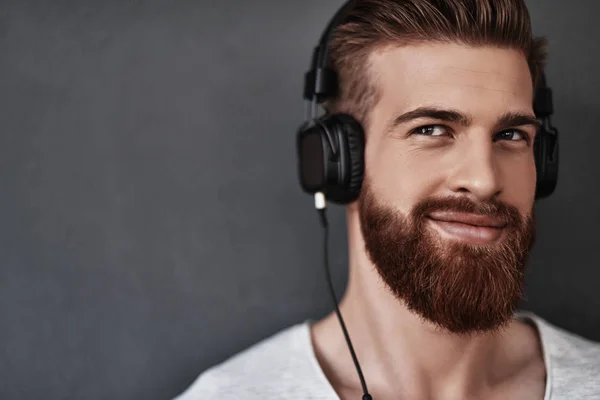 Homme barbu écoutant de la musique — Photo