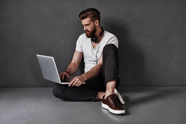 Homem sentado no chão com laptop — Fotografia de Stock
