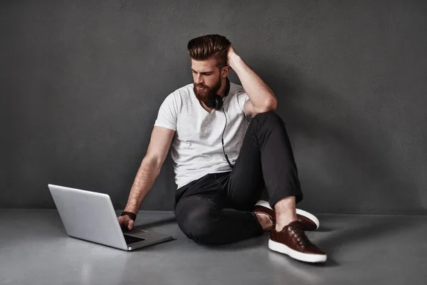 Homem sentado no chão com laptop — Fotografia de Stock