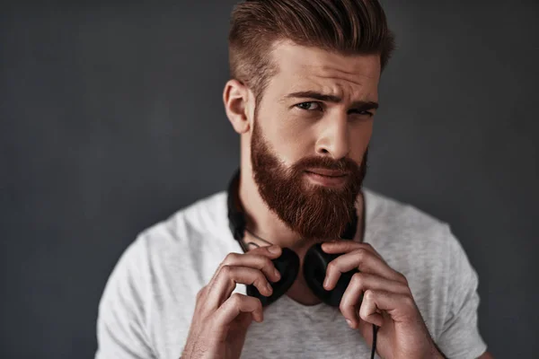 Бородатый мужчина с наушниками — стоковое фото