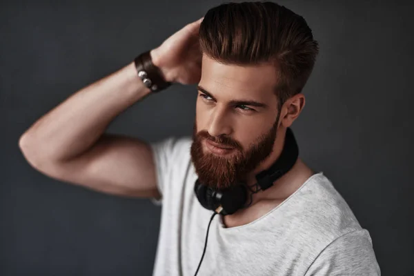 Homem barbudo grave com fones de ouvido — Fotografia de Stock