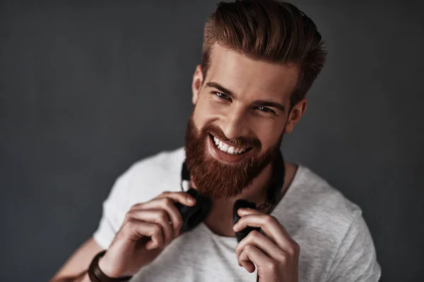 Красивый бородатый мужчина с наушниками — стоковое фото
