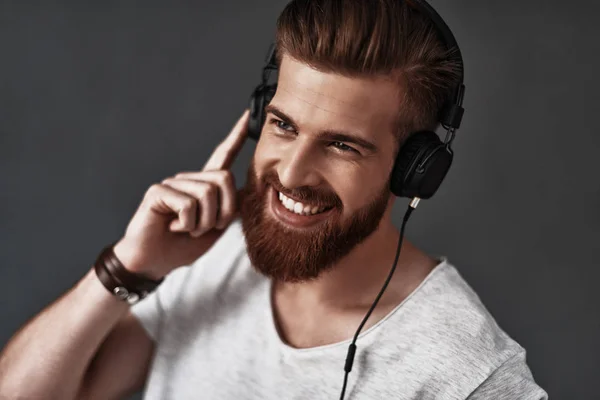 Hombre barbudo escuchando música — Foto de Stock