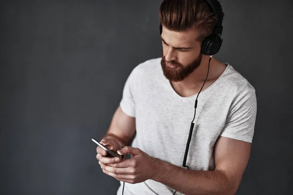 Bel homme barbu écouter de la musique — Photo