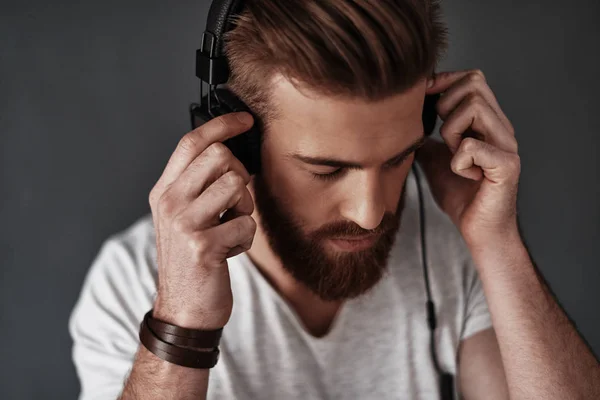 Guapo barbudo escuchando música — Foto de Stock