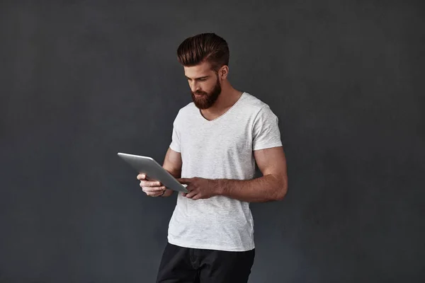 Homem de navegação tablet digital — Fotografia de Stock