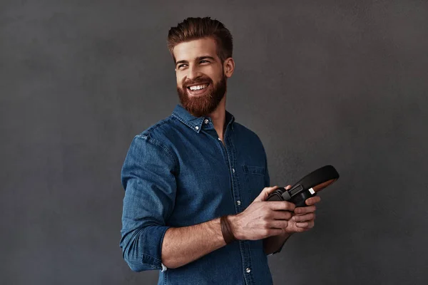 Bel homme barbu avec écouteurs — Photo