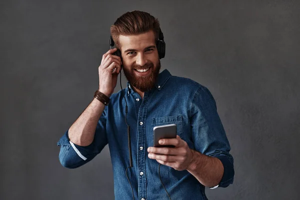 Guapo barbudo escuchando música — Foto de Stock