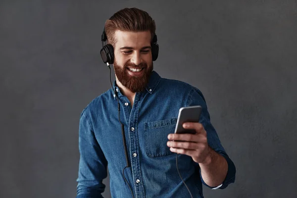 Bonito barbudo homem ouvir música — Fotografia de Stock