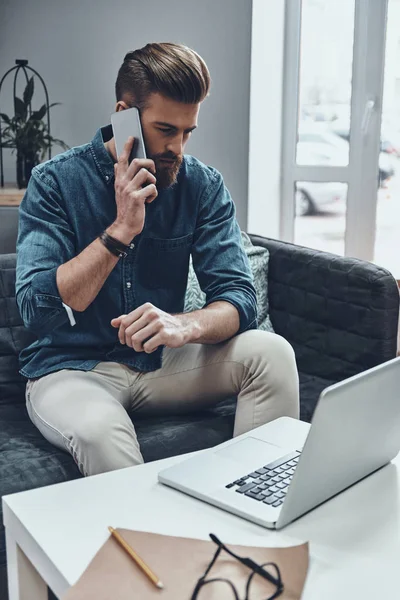 Homem sério falando no telefone móvel — Fotografia de Stock