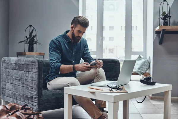 Man doorbladeren mobiele telefoon — Stockfoto