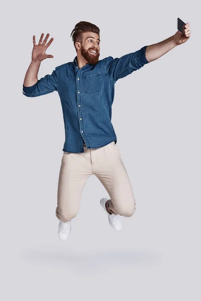 남자 점프 및 selfie를 복용 — 스톡 사진