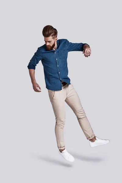 Przystojny stylowy mężczyzna skoki — Zdjęcie stockowe
