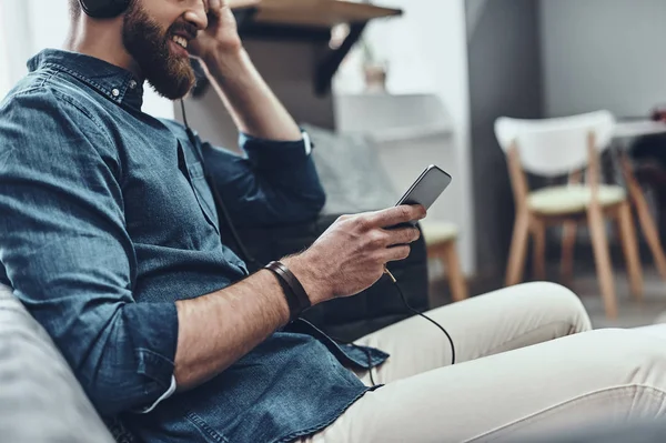 Uomo che ascolta musica in cuffia — Foto Stock